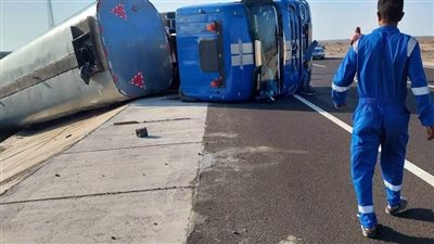 رئيس مدينة سفاجا ينتقل إلى موقع انقلاب شاحنة أسمنت ويوجه برفع آثار الحادث