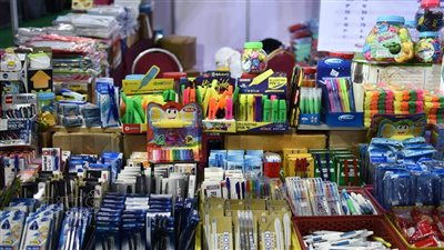خصومات 50%.. أسعار الشنط والمستلزمات المدرسية في معرض أهلا مدارس فيصل | فيديو