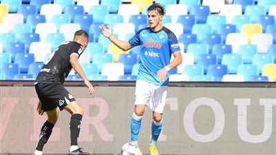 نابولي يخطف فوزا قاتلا من سبيزيا ويتصدر الدوري الإيطالي