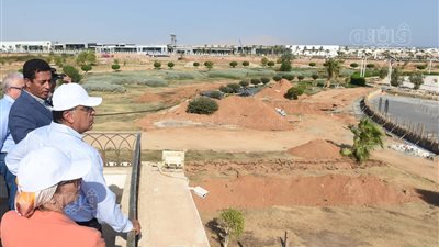 رئيس الوزراء يتفقد المنطقتين الخضراء والزرقاء في شرم الشيخ