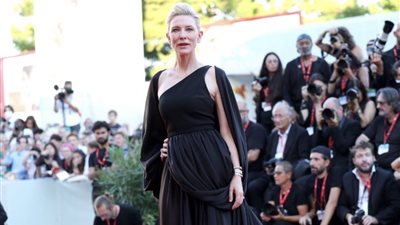 بالأسود.. كيت بلانشيت وجوليان مور أول الحضور علي السجادة الحمراء لختام مهرجان فينيسيا | صور
