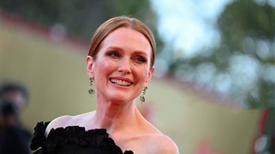 جوليان مور بفستان مشابه لـ بيلي إيليش في الأوسكار | صور