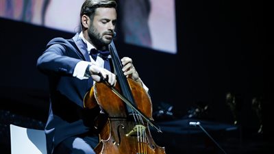 حفل ختام فينيسيا يبدأ بموسيقى عازف التشيلو HAUSER | صور