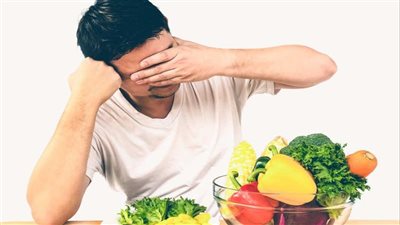 حكم الأكل على جنابة.. وهل تلعنه الملائكة ويورث الفقر؟ 