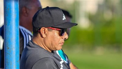 طارق العشري يقود مرانا خاصا للناشئين في سموحة استعدادا للموسم الجديد