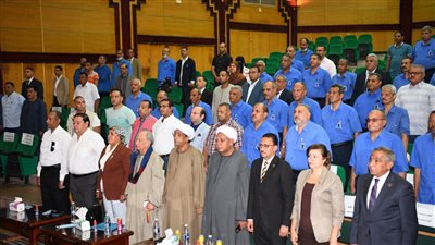 وزير قطاع الأعمال يعقد لقاء مع قيادات 