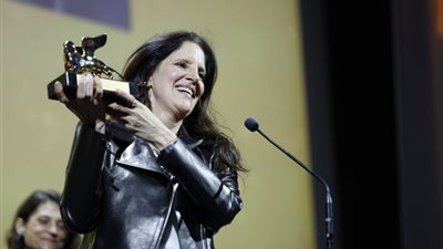 فيلم All The Beauty And The Bloodshed يفوز بجائزة الأسد الذهبي في فينيسيا