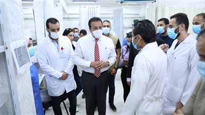 وزير الصحة يستمع للمرضى في مستشفى ٦ أكتوبر بالدقي 