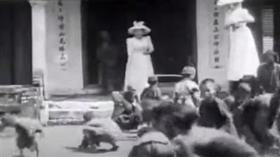 قصة مقطع فيديو للملكة إليزابيث ترمي نقودا للفقراء 