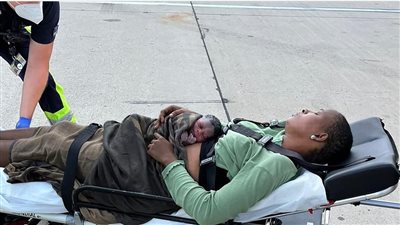 امرأة تضع مولودتها على متن طائرة بعد الإقلاع 