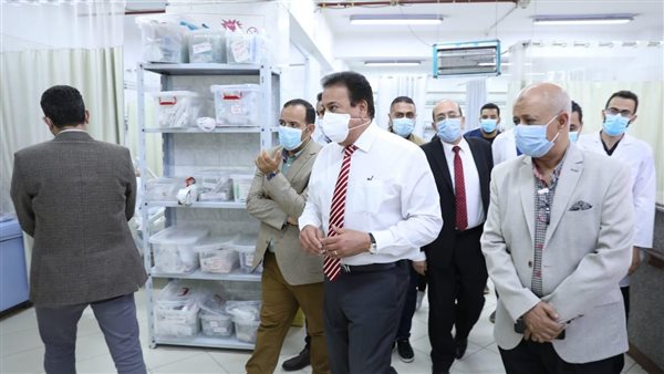بعد انهيارها.. وزير الصحة يطمئن أما بعد دخول ابنتها غرفة العمليات بمستشفى أكتوبر – بوابة مشاهير