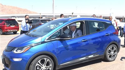 مدبولي يتفقد محطتي شحن سيارات كهربائية.. ويستقل إحدى المركبات ويشيد بأدائها |صور