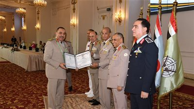 وزير الدفاع يكرم قادة القوات المسلحة المحالين للتقاعد 