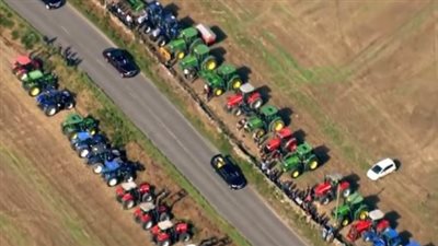 مزارعون ينظمون ممرًا شرفيًا لموكب جنازة الملكة إليزابيث | فيديو