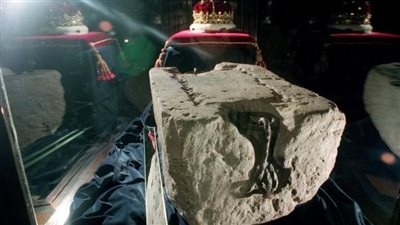 نقل حجر القدر استعدادا لتتويج الملك تشارلز.. وقصة استخدامه لقرون 