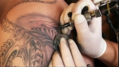 ما حكم الوشم للرجال وما الفرق بينه وبين التاتو؟