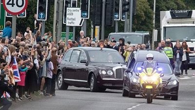  الملكة في سيارة دفن الموتى.. رحلة إليزابيث الأخيرة تستغرق 6 ساعات| فيديو