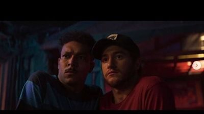 أحمد مالك يهنئ ويجز بعيد ميلاده