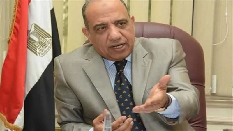محمود عصمت وزير قطاع