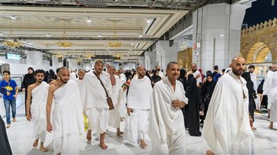 مشاهد مباشرة للمعتمرين من داخل المسجد الحرام قبيل إفطار ثالث أيام رمضان