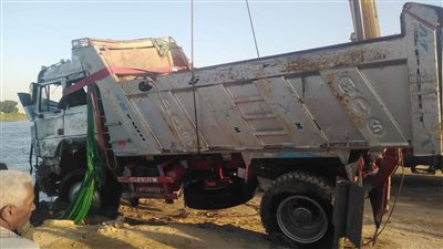 انتشال سيارة نقل سقطت أثناء صعودها معدية نيلية ببني سويف
