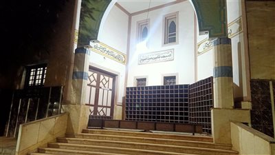 المتهم بقتل ترزي في مسجد بالدقهلية يجري معاينة تصويرية للجريمة