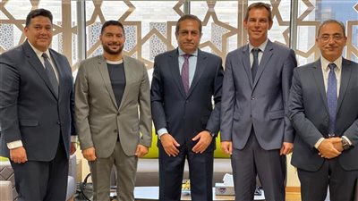 خالد عباس يستقبل قيادات شنيدر الكتريك لبحث التعاون بالعاصمة الإدارية 