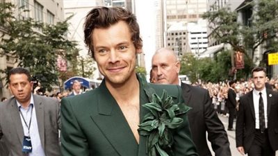 هاري ستايلز بشنطة نسائية على السجادة الحمراء لمهرجان تورنتو | صور