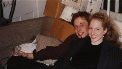 لمساعدة زوجها الحالي..صديقة قديمة لإيلون ماسك تبيع صورهما في مزاد علني