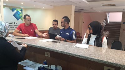 الحكام الدوليون يخضعون للكشف بمركز الطب الرياضي | صور