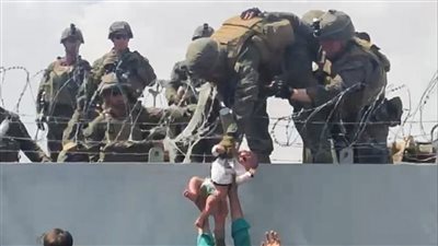 هز العالم..حكاية الرضيع الأفغاني الذي سلمه والده لجندي أمريكي بمطار كابول |فيديو