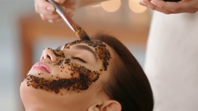 تعرفي على فوائد قناع القهوة على الوجه