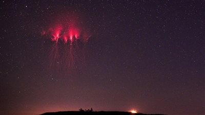 ظهور عفاريت حمراء تشبه قنديل البحر في السماء.. وهذا هو السبب