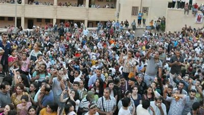  آلاف المصريين والأفارقة يحتفلون بالليلة الختامية لمولد العذراء بدير درنكة بأسيوط | صور