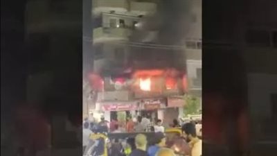 إصابة ربة منزل قفزت من الطابق الأول هربا من حريق مخزن أحذية بالعمرانية