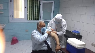 بدء تطعيم العاملين بالإدارات التعليمية بلقاح كورونا في الإسكندرية |صور 