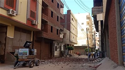 لحظة إزالة عقار المنصورة المائل | فيديو وصور