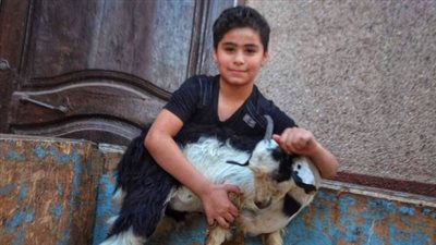 إقبال أهالي إسنا على تقديم ذبائح عيد صعود العذراء في الأقصر l صور