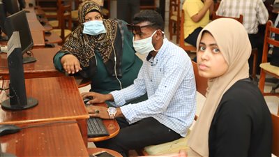 معامل التنسيق الإلكتروني بجامعة جنوب الوادي تستقبل طلاب المرحلة الأولى l صور