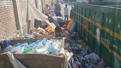 حي ثالث بالإسماعيلية يحرر محضرا في الشرطة ضد نباش قمامة | صور