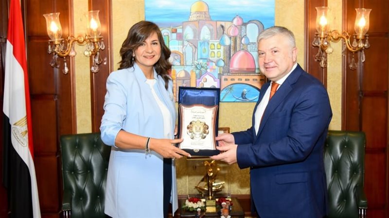 وزيرة الهجرة تكرم