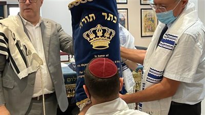 لأول مرة منذ 74 عاما.. إقامة صلاة السبت في المعبد اليهودي بالبحرين | صور