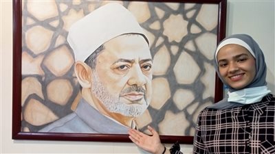 طالبة أزهرية تبدع في رسم الإمام الطيب بمعرض الإسكندرية 
