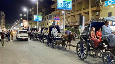 موكب الحنطور.. جولات السياح في شوارع الأقصر l صور