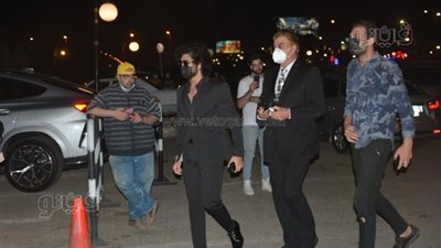 مصطفى كامل يؤدي واجب العزاء في حماة محمد رمضان | صور 