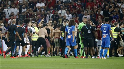 إيقاف مباراة نيس ومارسيليا بالدوري الفرنسي بسبب شغب الجماهير واشتباكات اللاعبين | فيديو وصور