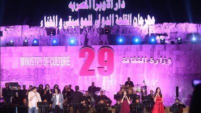 وسط 4 آلاف مشاهد.. طرقان وأبناؤه يشعلون المحكى وجولة طربية لـ