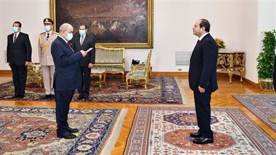 شاهد.. لحظة أداء رئيس هيئة النيابة الإدارية الجديد اليمين القانونية ومنح وسام الجمهورية للسابق