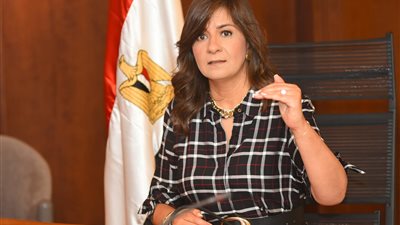 من غرفة العمليات.. وزيرة الهجرة تتابع تسجيل المسافرين للحصول على لقاح كورونا 