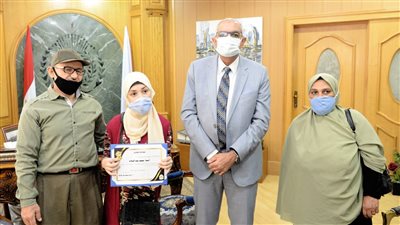 رئيس جامعة المنصورة يكرم الأولى على الجمهورية بالثانوية العامة | صور